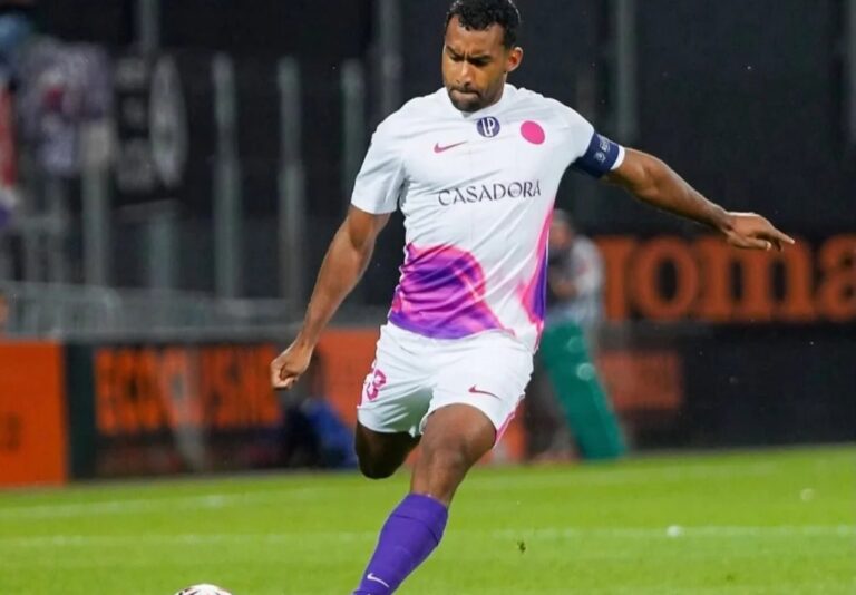 Cristian Cásseres Jr. con la camiseta del Toulouse y el brazalete de capitán durante un partido de la Ligue 1 de Francia