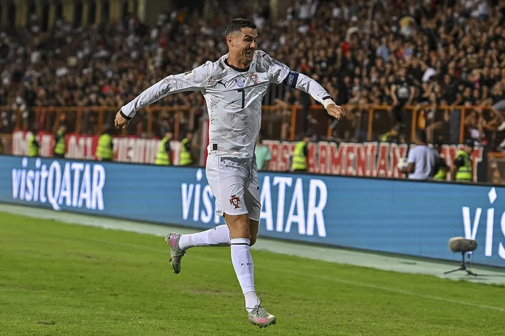 Cristiano Ronaldo triplete: el portugués celebra un gol corriendo con los brazos abiertos