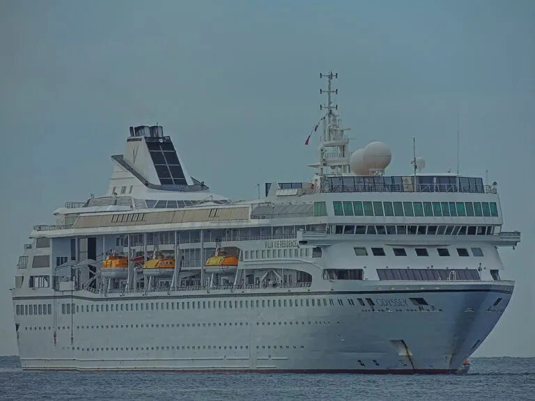 El crucero Odyssey varado en Camboya, el barco residencial de Villa Vie Residences, navegando en el mar