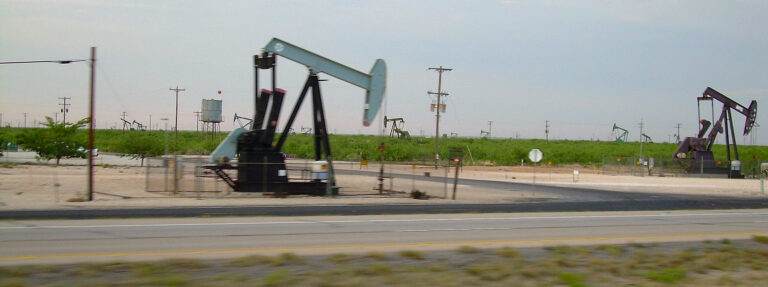 Crudo Brent sube a 115 dólares: bombas de extracción en un campo petrolero cerca de Midland, Texas