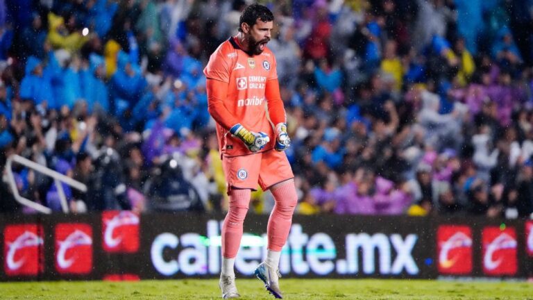 Cruz Azul vence a Querétaro: Andrés Gudiño, portero de Cruz Azul, celebra bajo la lluvia en el Estadio La Corregidora