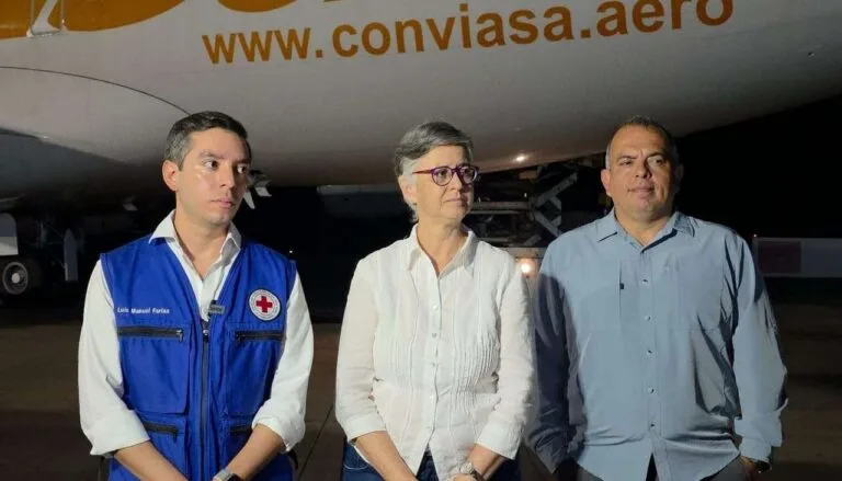 Directivos reciben los medicamentos Cruz Roja donados por Italia para los afectados por los sismos en Venezuela