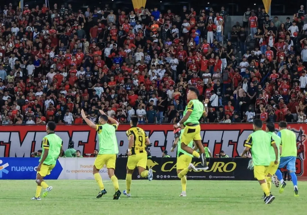 Jugadores del Deportivo Táchira celebrando en los cuadrangulares de la Liga Futve