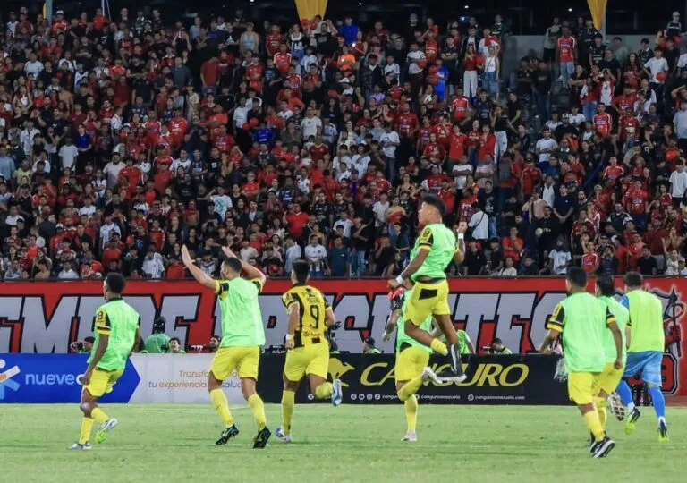 Jugadores del Deportivo Táchira celebrando en los cuadrangulares de la Liga Futve