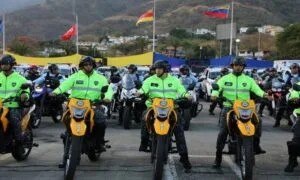 Funcionarios policiales en motocicletas durante un despliegue de los Cuadrantes de Paz en Venezuela