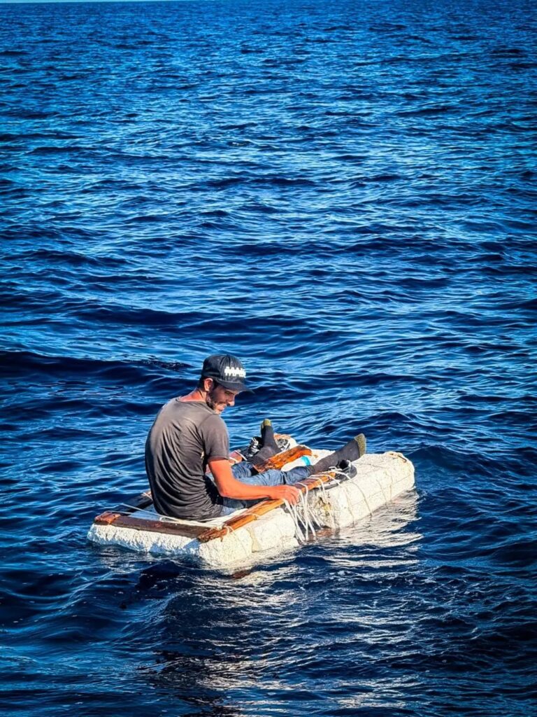 Enrique René Reyes Martínez, el cubano en una balsa de espuma y madera, flota en el mar frente a Key Biscayne antes de su rescate