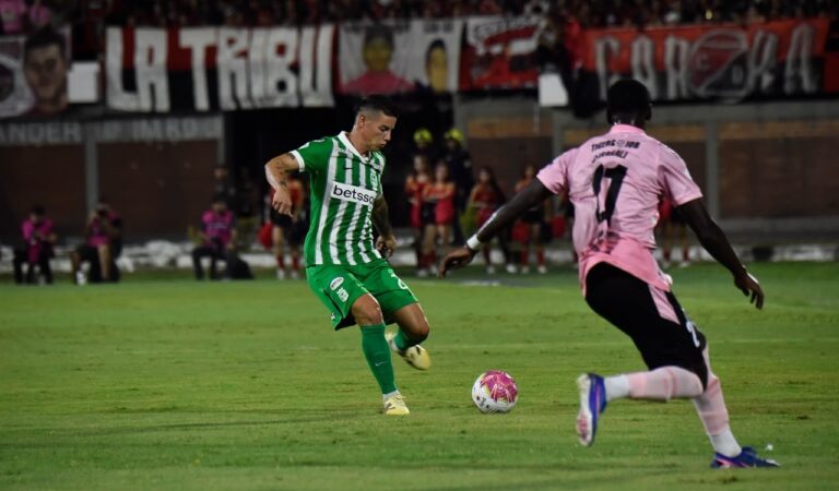 Cúcuta 1-0 Nacional: James Rodríguez, con la camiseta verde de Atlético Nacional, en acción en el estadio General Santander
