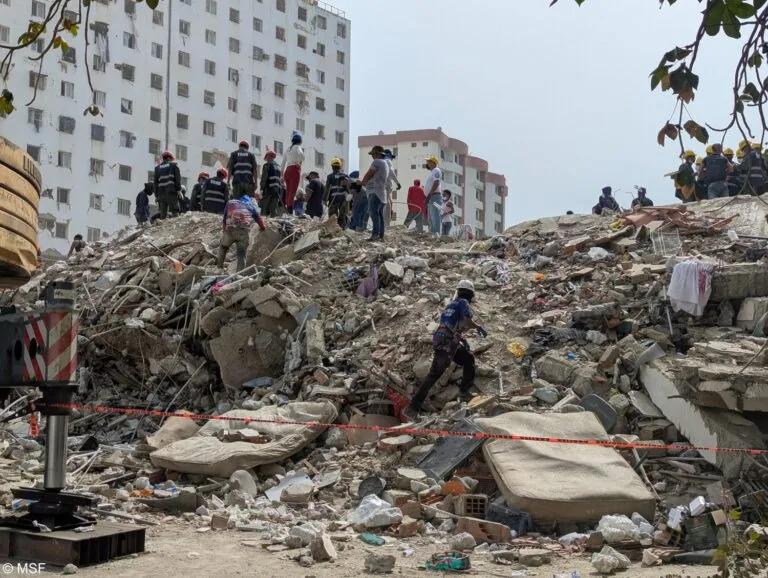 Cuerpo recuperado en Caraballeda: rescatistas trabajan sobre los escombros de un edificio colapsado en La Guaira