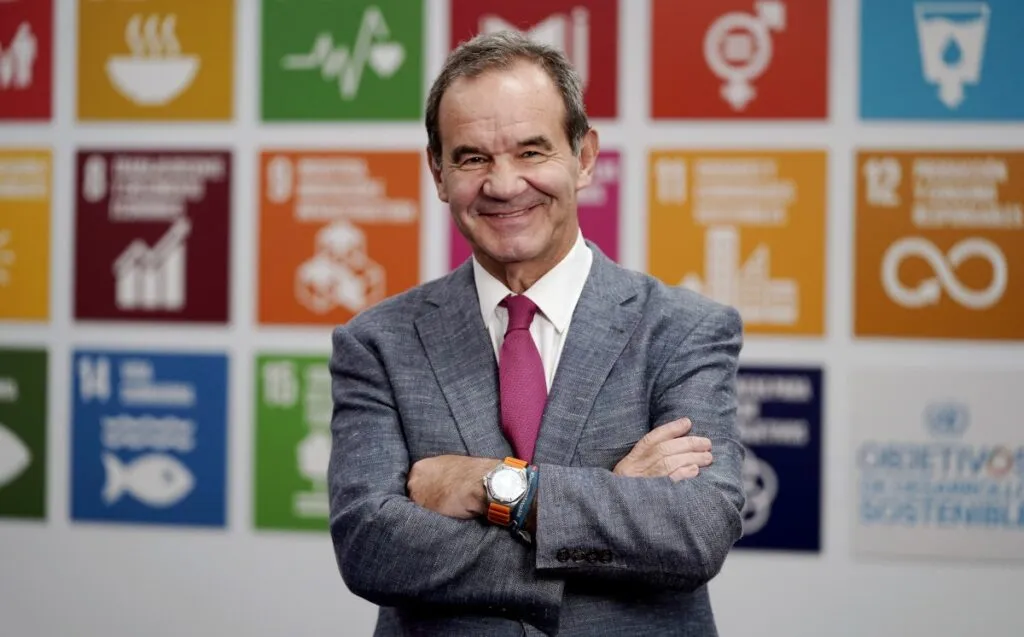 Cumbre Iberoamericana de Madrid: Andrés Allamand, secretario general iberoamericano, posa con los brazos cruzados ante el mural de los Objetivos de Desarrollo Sostenible