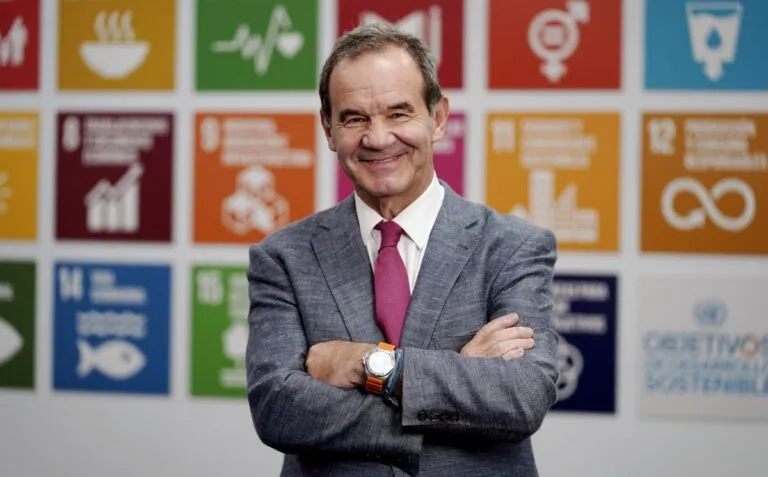 Cumbre Iberoamericana de Madrid: Andrés Allamand, secretario general iberoamericano, posa con los brazos cruzados ante el mural de los Objetivos de Desarrollo Sostenible