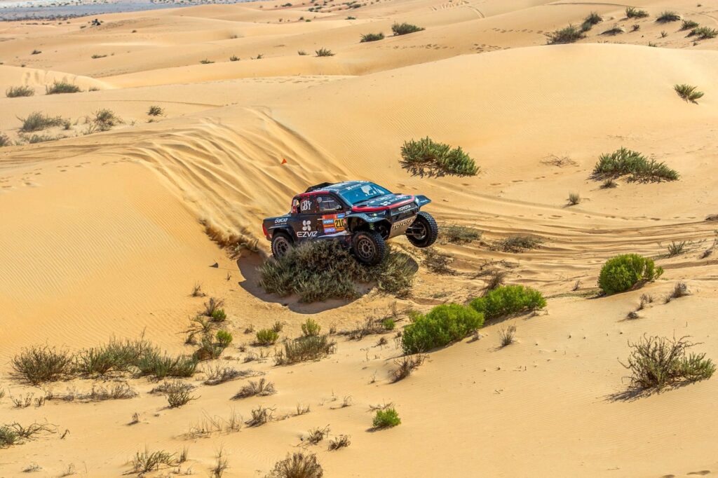 Dakar 2027 fuera de Arabia Saudí: un Toyota del rally atraviesa las dunas del desierto saudí
