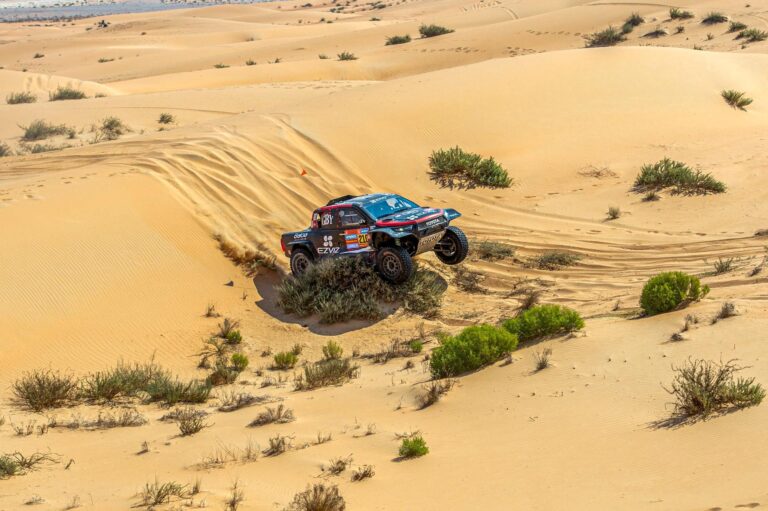 Dakar 2027 fuera de Arabia Saudí: un Toyota del rally atraviesa las dunas del desierto saudí