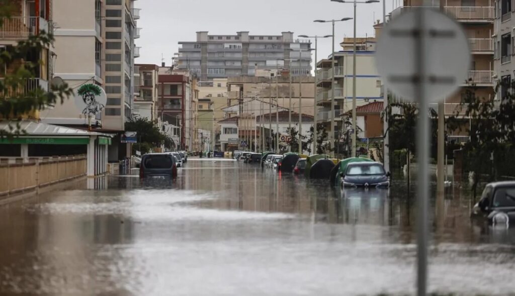 Calle inundada por la dana Adam en Guardamar de la Safor, Valencia, con coches semisumergidos