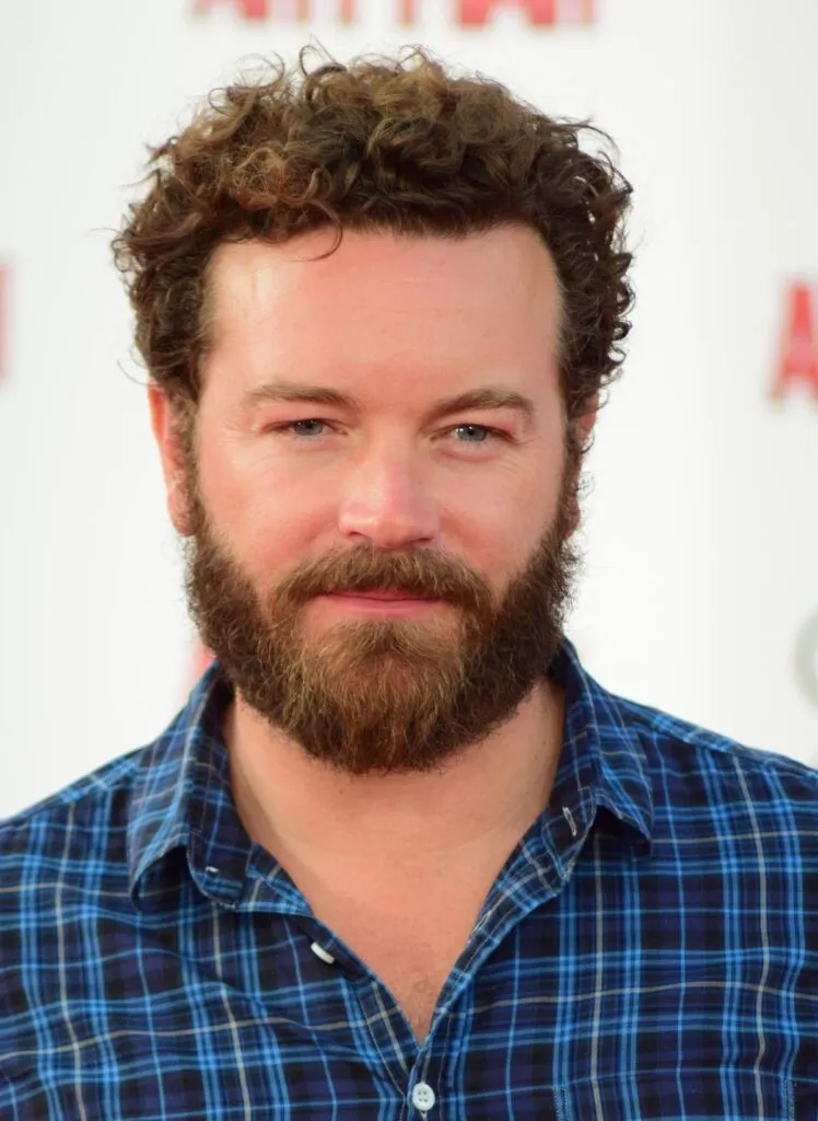 Danny Masterson, cuya condena por violación quedó firme tras perder su apelación en California: el actor, con barba y camisa de cuadros, en un evento en 2015