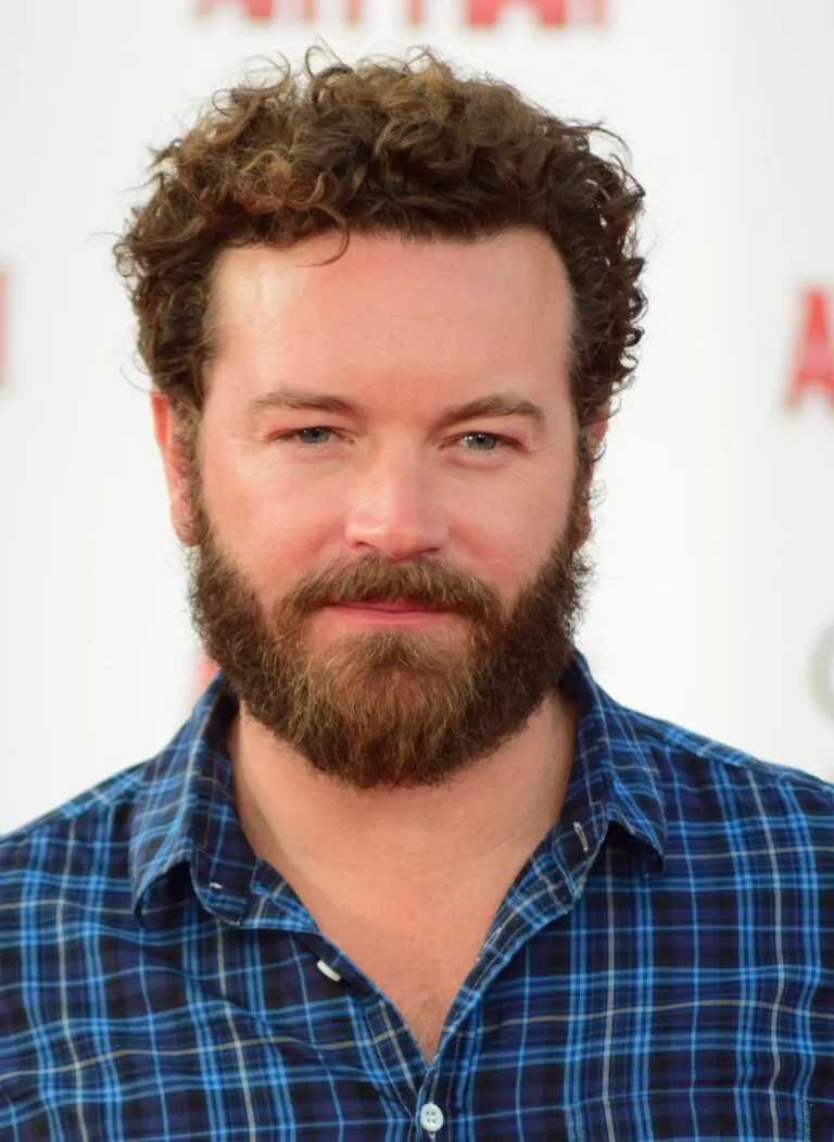 Danny Masterson, cuya condena por violación quedó firme tras perder su apelación en California: el actor, con barba y camisa de cuadros, en un evento en 2015