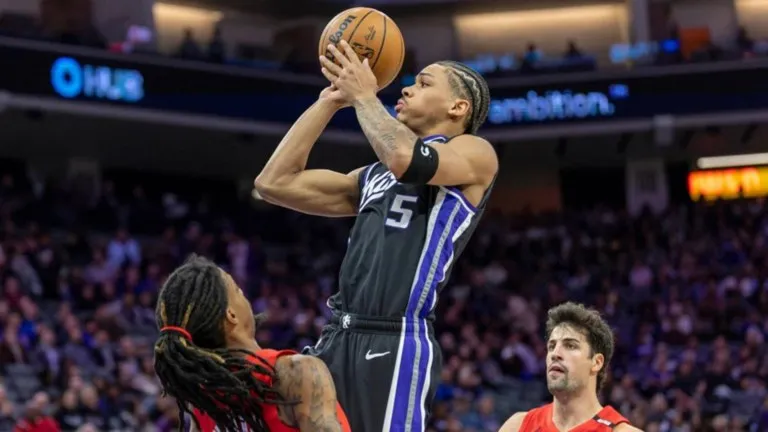 Darius Acuff récord adolescente: el novato de los Kings, completo y con la cara visible, lanza a canasta con el número 5