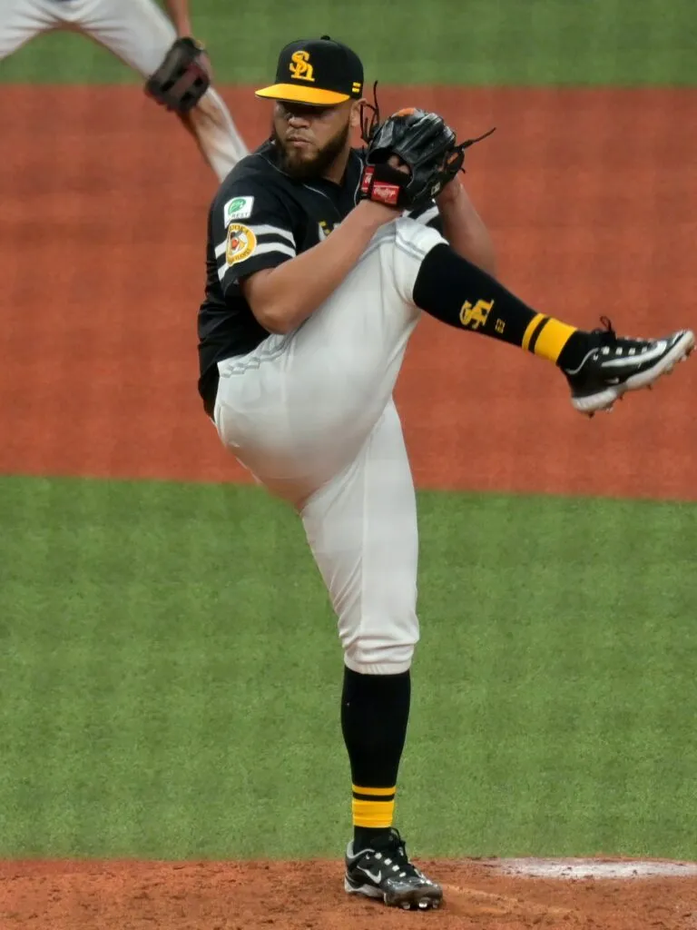 Darwinzon Hernández campeón en Japón: el zurdo venezolano de los Halcones de SoftBank en plena mecánica de lanzamiento