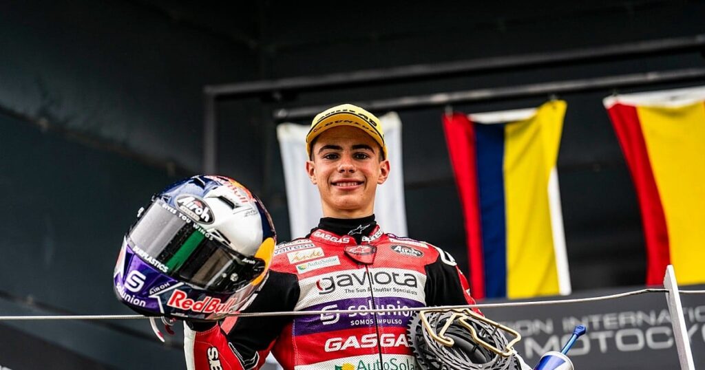 David Alonso en MotoGP: el piloto colombo-español celebra en el podio con su casco y la bandera de Colombia detrás