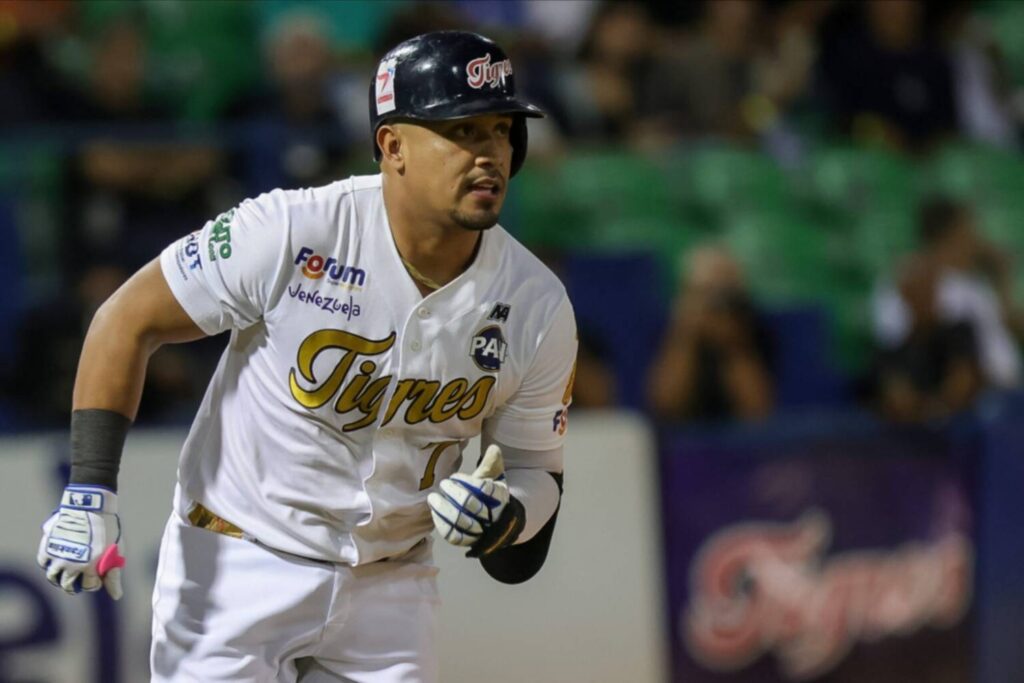 David Rodríguez corre las bases con el uniforme de los Tigres de Aragua en la LVBP