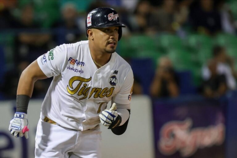 David Rodríguez corre las bases con el uniforme de los Tigres de Aragua en la LVBP