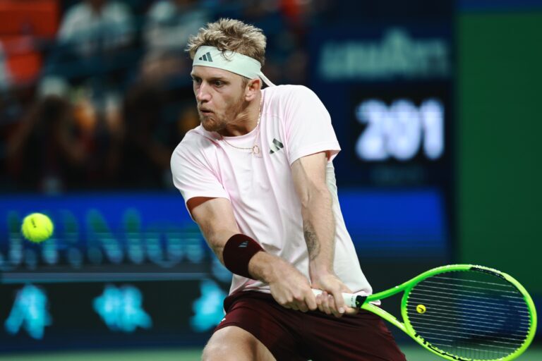 Davidovich Fokina campeón en Shanghái: el malagueño golpea de revés durante la final contra Rafa Jódar