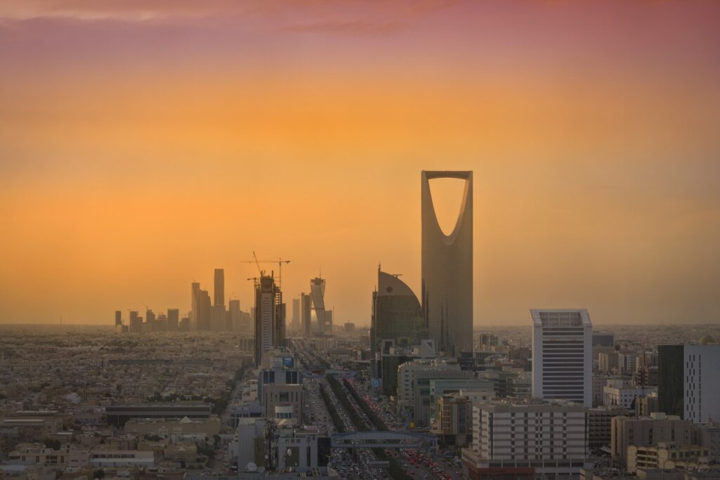 Davos del desierto: el distrito financiero de Riad, con el Kingdom Centre, al atardecer en Arabia Saudita