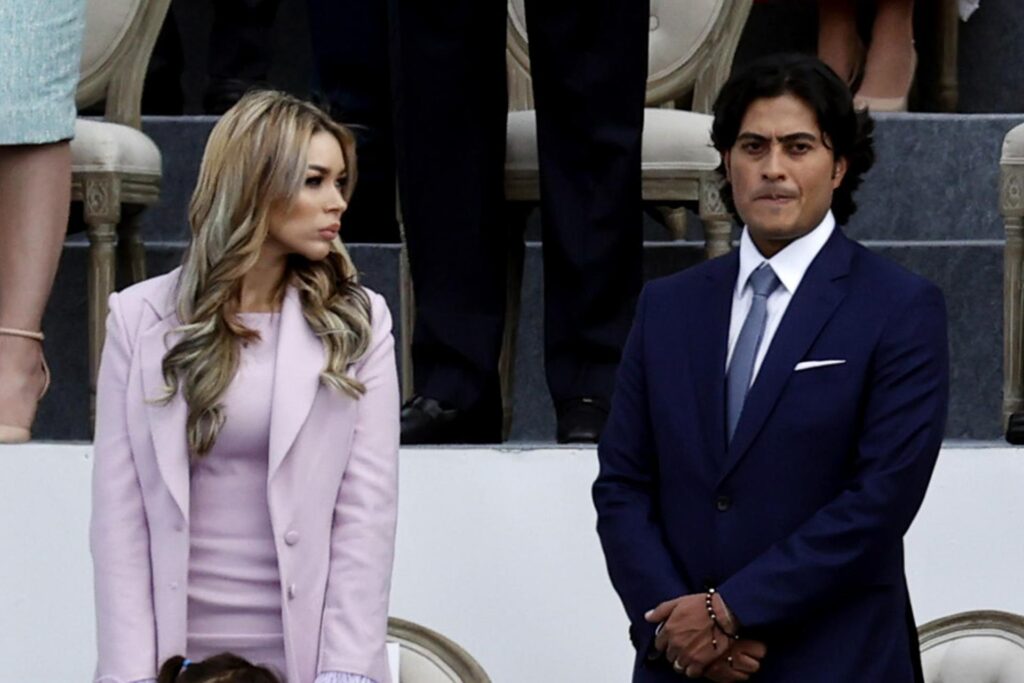 Day Vásquez denuncia: la exesposa de Nicolás Petro, de traje rosado, junto a él en un acto oficial en Colombia
