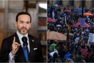 Abelardo de la Espriella habla ante un micrófono junto a una multitud de manifestantes con sombrillas durante las protestas en Colombia
