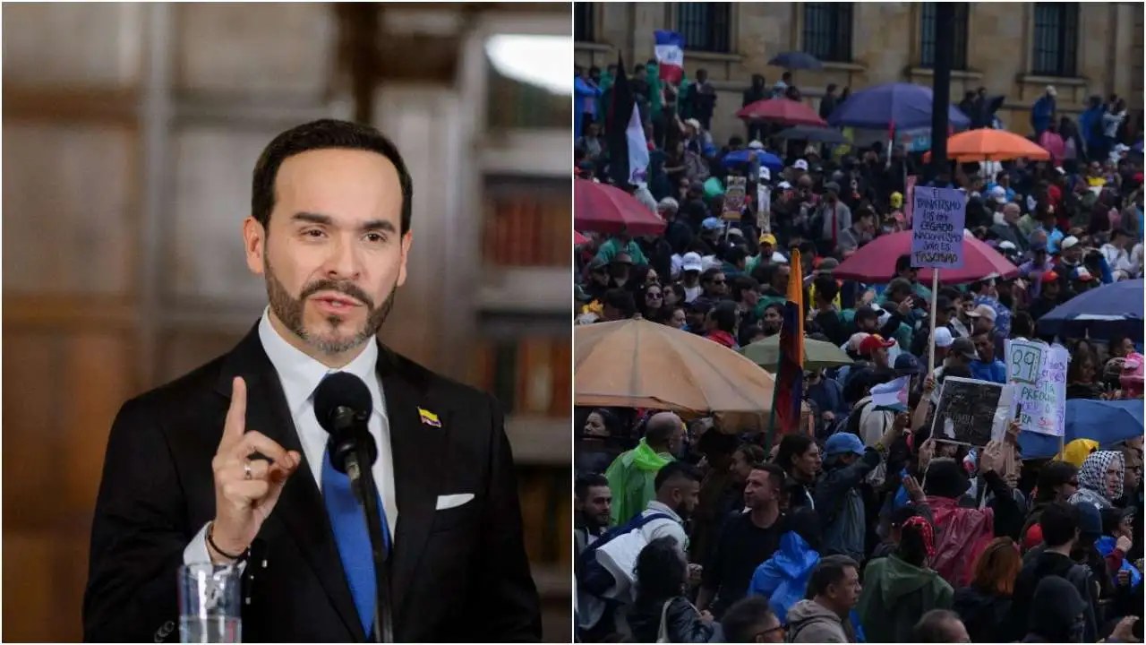 De la Espriella: las protestas en Colombia fueron pacíficas en un 98 % Abelardo de la Espriella habla ante un micrófono junto a una multitud de manifestantes con sombrillas durante las protestas en Colombia