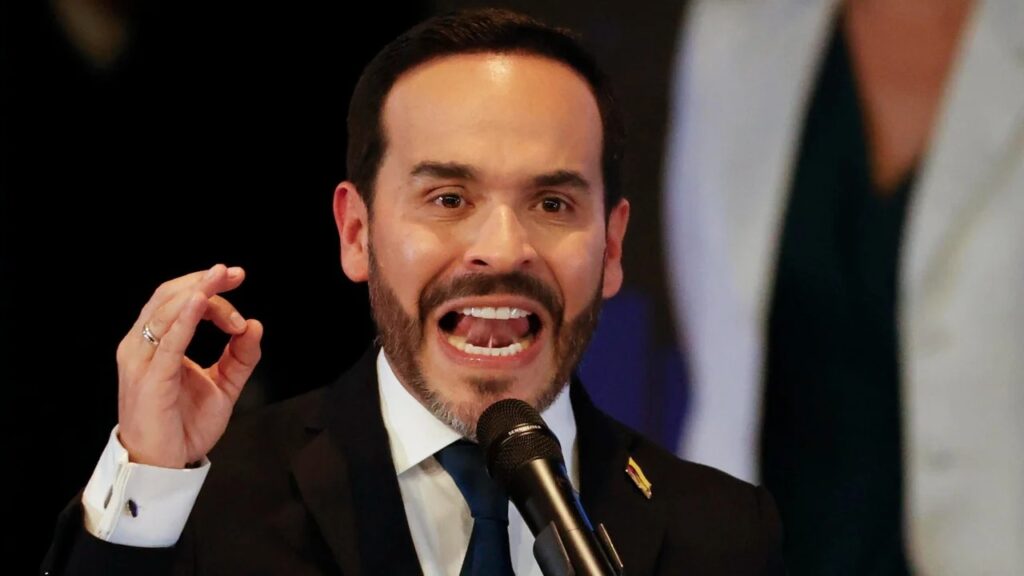Ofensiva contra el ELN: Abelardo de la Espriella, presidente de Colombia, durante un discurso con micrófono