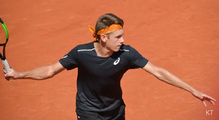 Álex de Miñaur golpea de derecha en el circuito ATP, en la semana en que De Miñaur derriba a Zverev en Viena