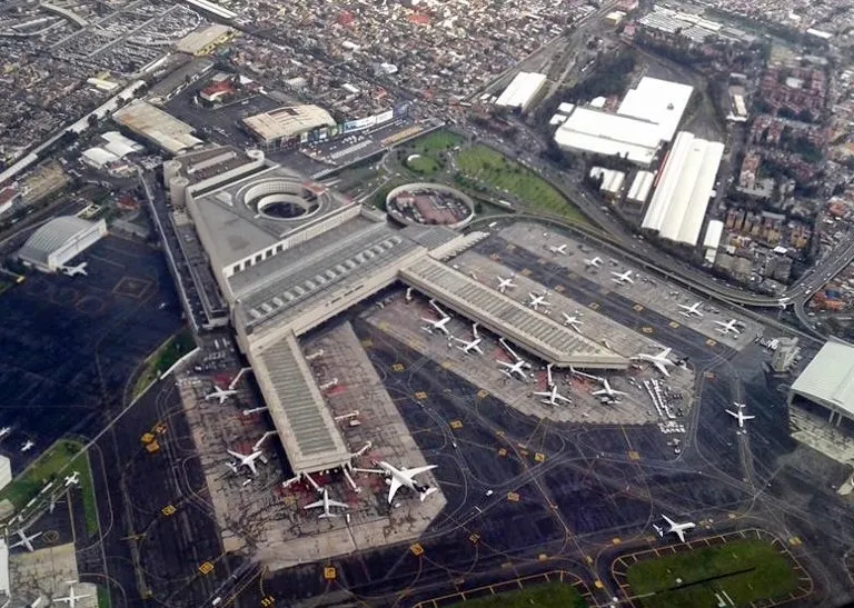 Vista aérea de la Terminal 2 del aeropuerto capitalino, una de las terminales donde se concretó el decomiso de droga en el AICM