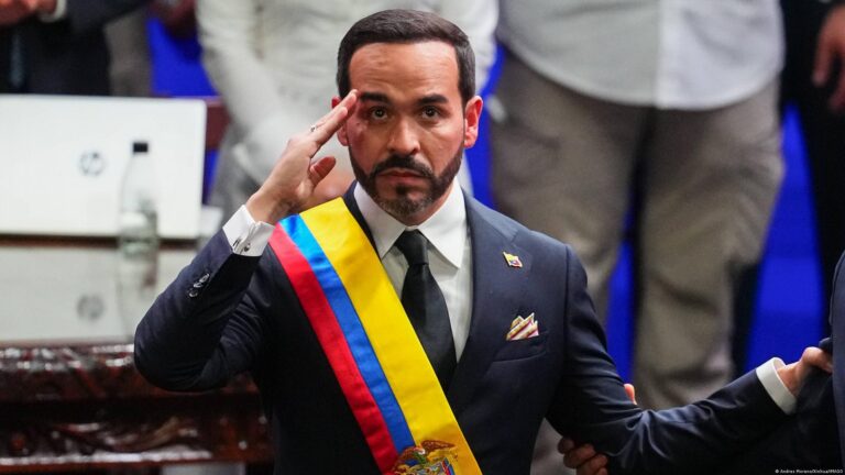 El presidente Abelardo de la Espriella, que anunció el decreto sobre las aguas territoriales de Colombia en el Caribe