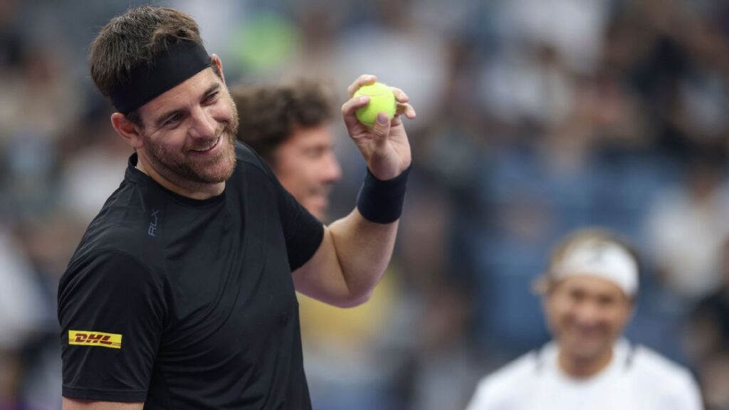 Juan Martín Del Potro en el Salón de la Fama del Tenis, sonriendo con una pelota en la mano