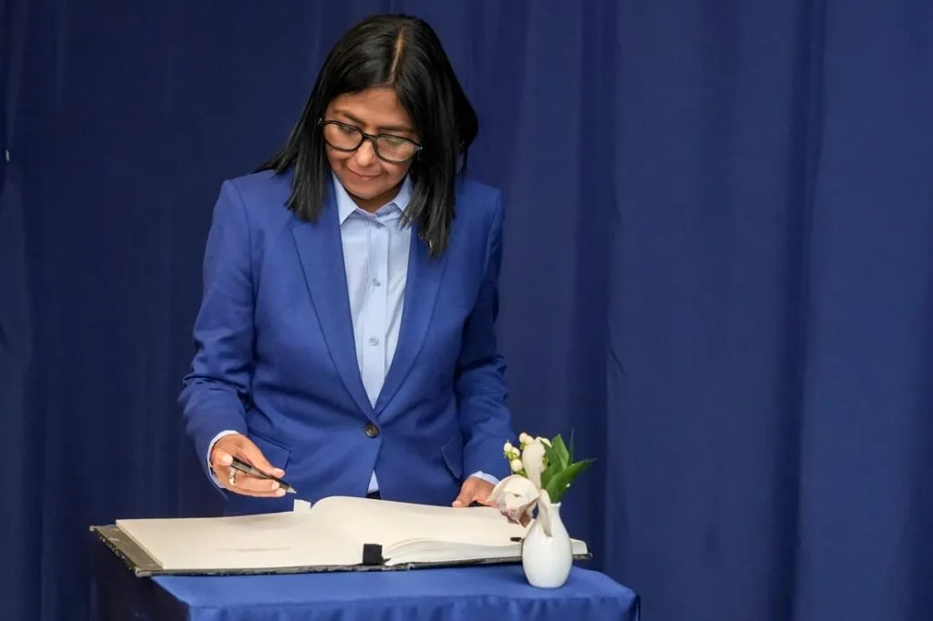 Delcy Rodríguez 2027: la presidenta encargada de Venezuela firma un documento durante un acto oficial