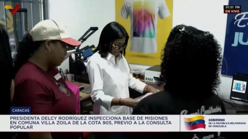 Delcy Rodríguez durante la inspección previa a la Consulta Nacional en la comuna Villa Zoila de la Cota 905, en Caracas