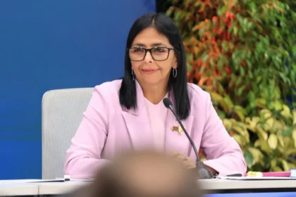 Delcy Rodríguez evaluó con BID Invest planes de financiamiento en Venezuela