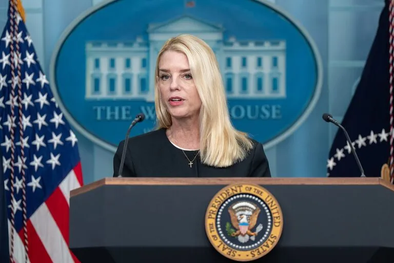 Demanda contra la Casa Blanca: el podio de la sala de prensa James S. Brady de la Casa Blanca, con el sello presidencial