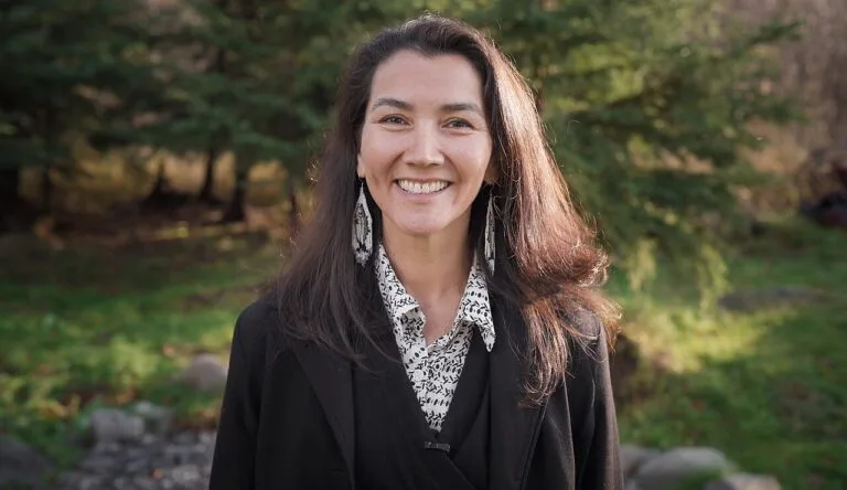 Demanda del Departamento de Justicia en Alaska: Mary Peltola, candidata demócrata al Senado, en un retrato oficial