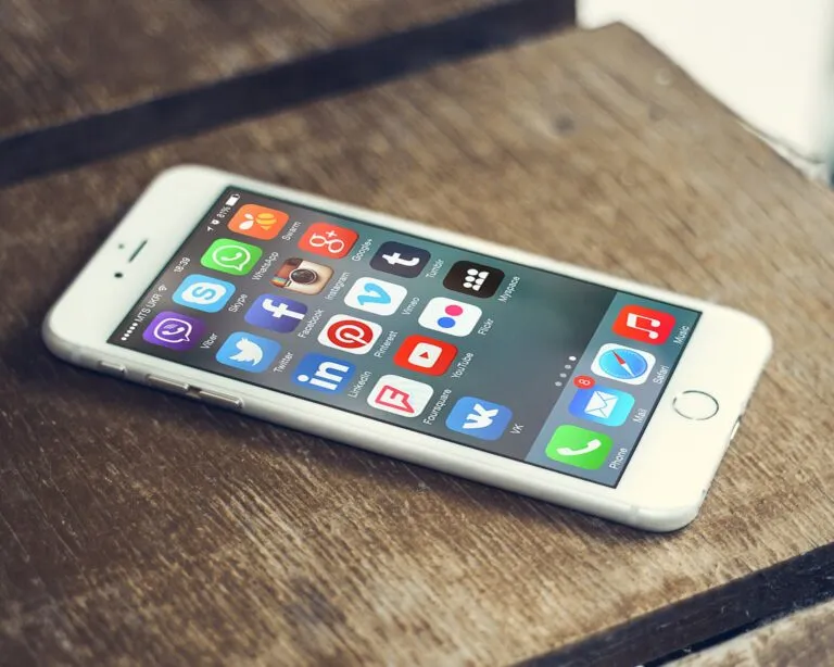 Un teléfono móvil muestra aplicaciones de redes sociales, en una imagen referencial sobre las denuncias falsas de copyright contra medios