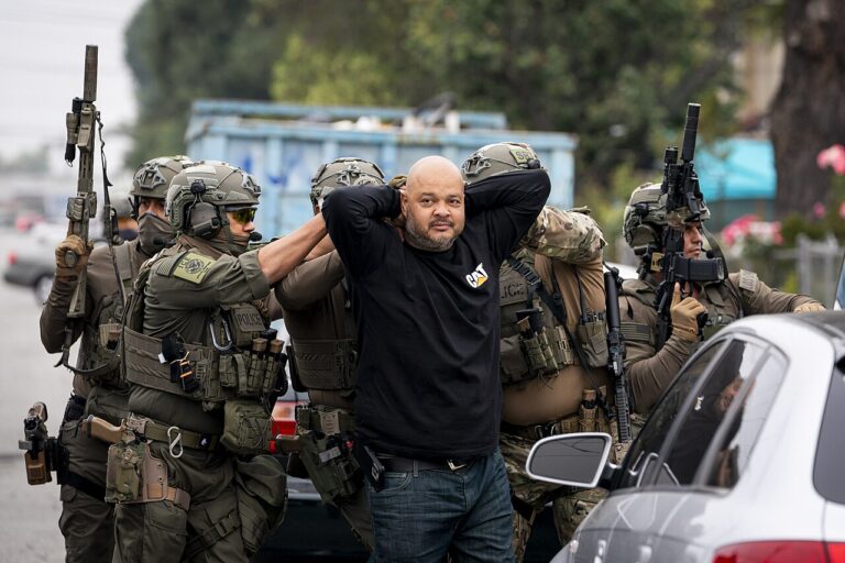 Deportaciones en Estados Unidos: agentes de ICE detienen a un hombre durante un operativo en Los Ángeles