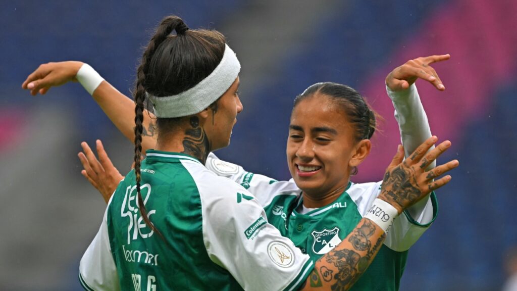 Deportivo Cali femenino: Ingrid Guerra celebra con una compañera el triunfo 2-0 sobre Nacional de Uruguay en la Copa Libertadores Femenina