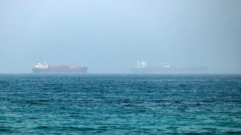 Buques cisterna en aguas cercanas al estrecho de Ormuz, zona del derrame de petróleo Emiratos detectado frente a Umm al Quwain