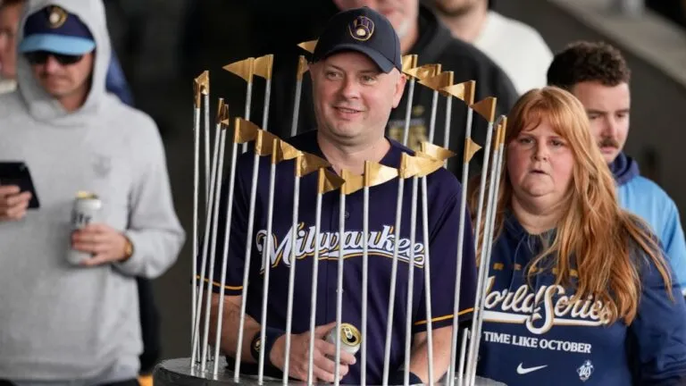 Desfile de los Cerveceros: un aficionado disfrazado del Trofeo del Comisionado llega al rally de Milwaukee