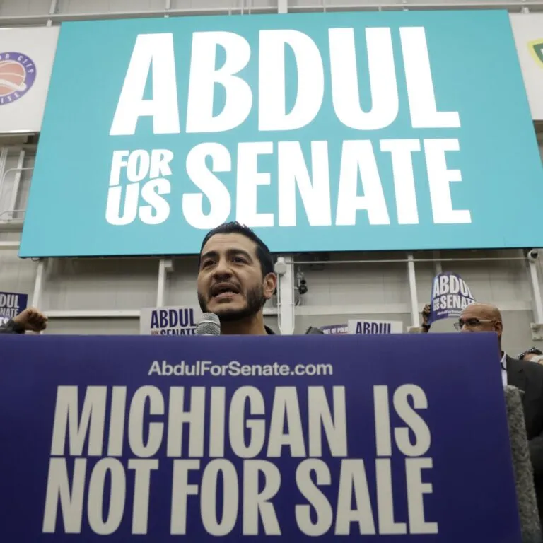 Desinformación con IA: Abdul El Sayed, candidato al Senado por Míchigan, en un acto de campaña