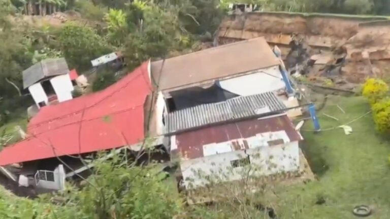 Viviendas destruidas por el deslizamiento en Moniquirá, inclinadas al borde de la ladera en la vereda Pajales, Boyacá