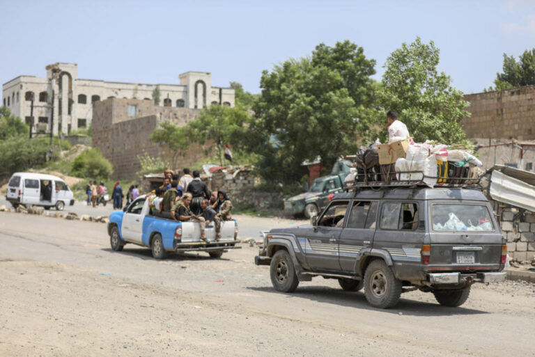 Una familia yemení huye con sus pertenencias en vehículos cerca del frente de Jabal Han, al oeste de Taiz