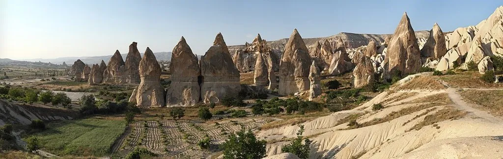 Chimeneas de hadas en el Parque Nacional de Göreme, en alusión al desplome en Capadocia