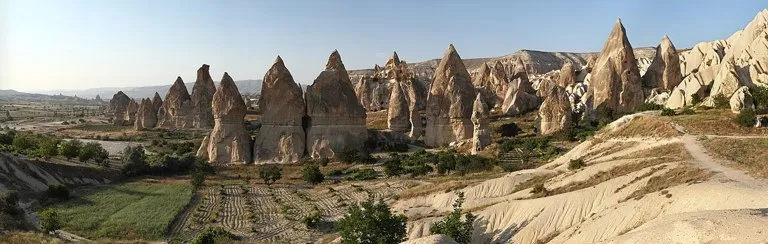 Chimeneas de hadas en el Parque Nacional de Göreme, en alusión al desplome en Capadocia