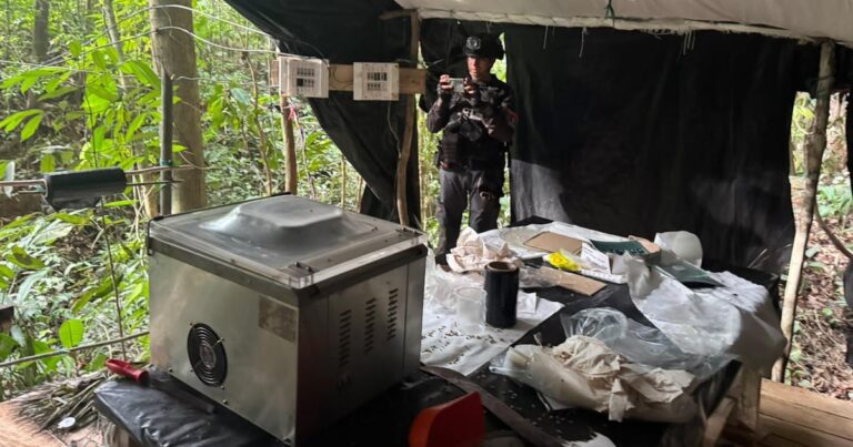 Laboratorio del ELN en Sardinata: interior del complejo clandestino en la selva con equipos industriales para procesar cocaína